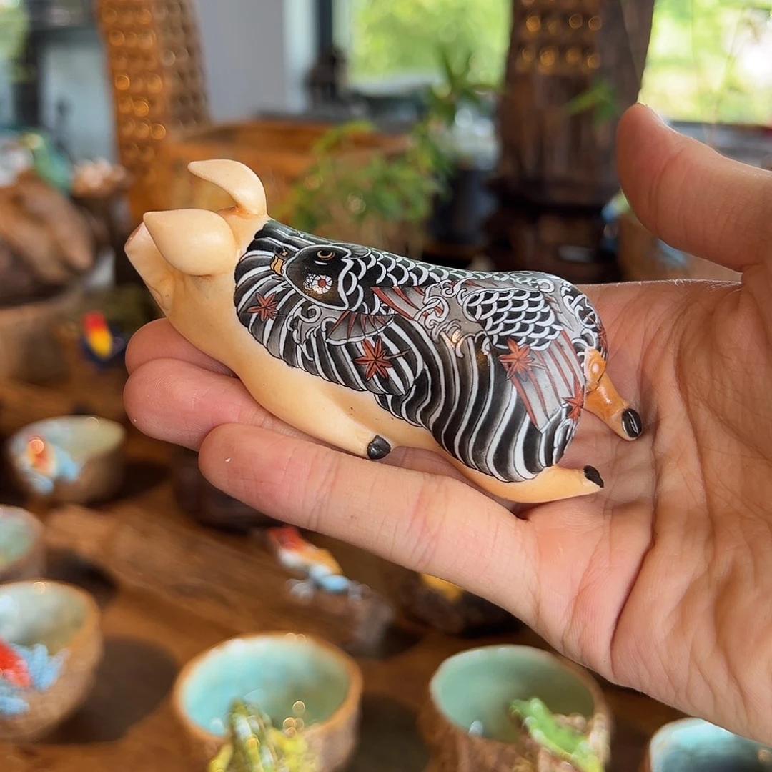 大**画小猪纯手绘作品陶瓷作品