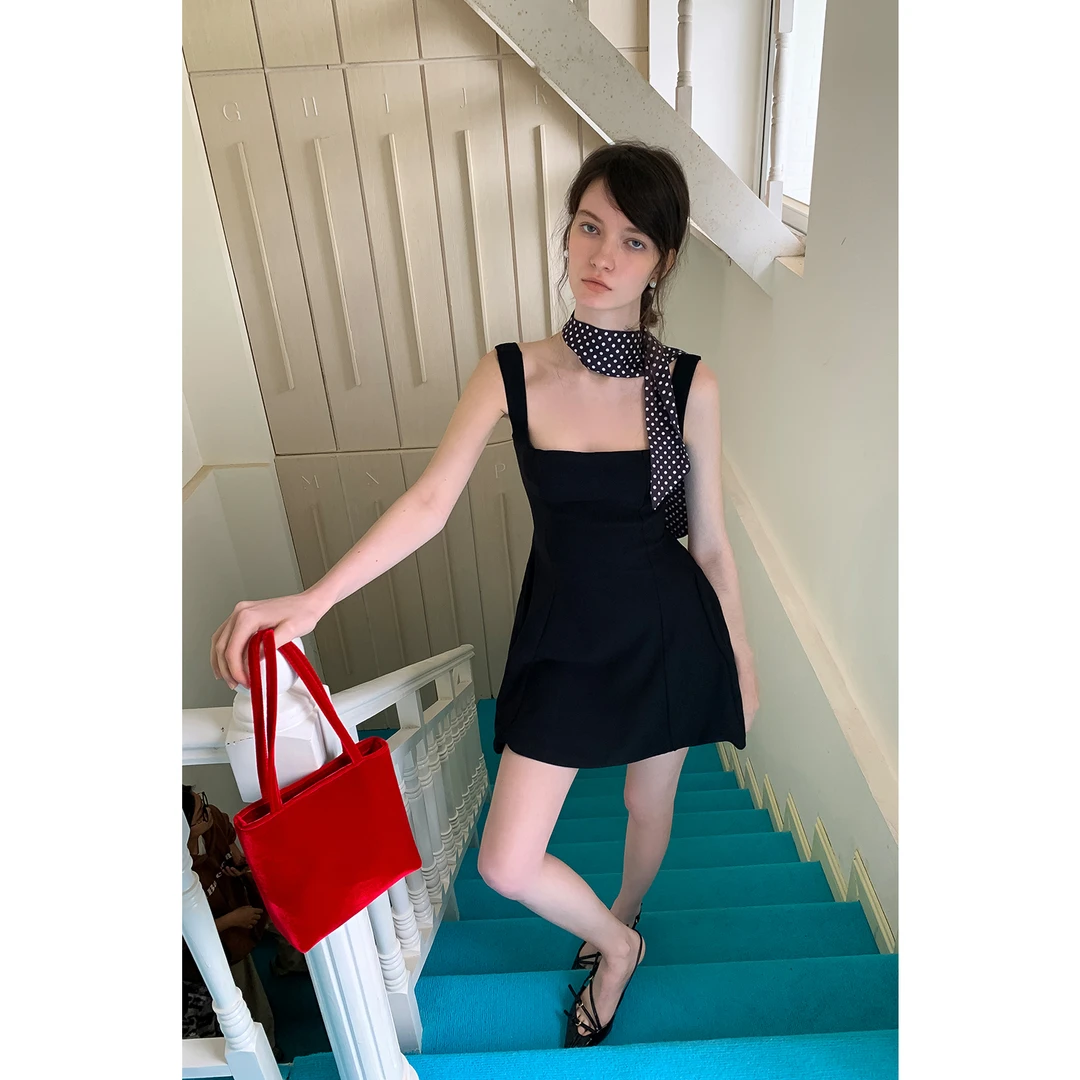 EGGKA “万人迷”方领收腰宽肩带连衣裙气质小黑短裙E25D1519AF