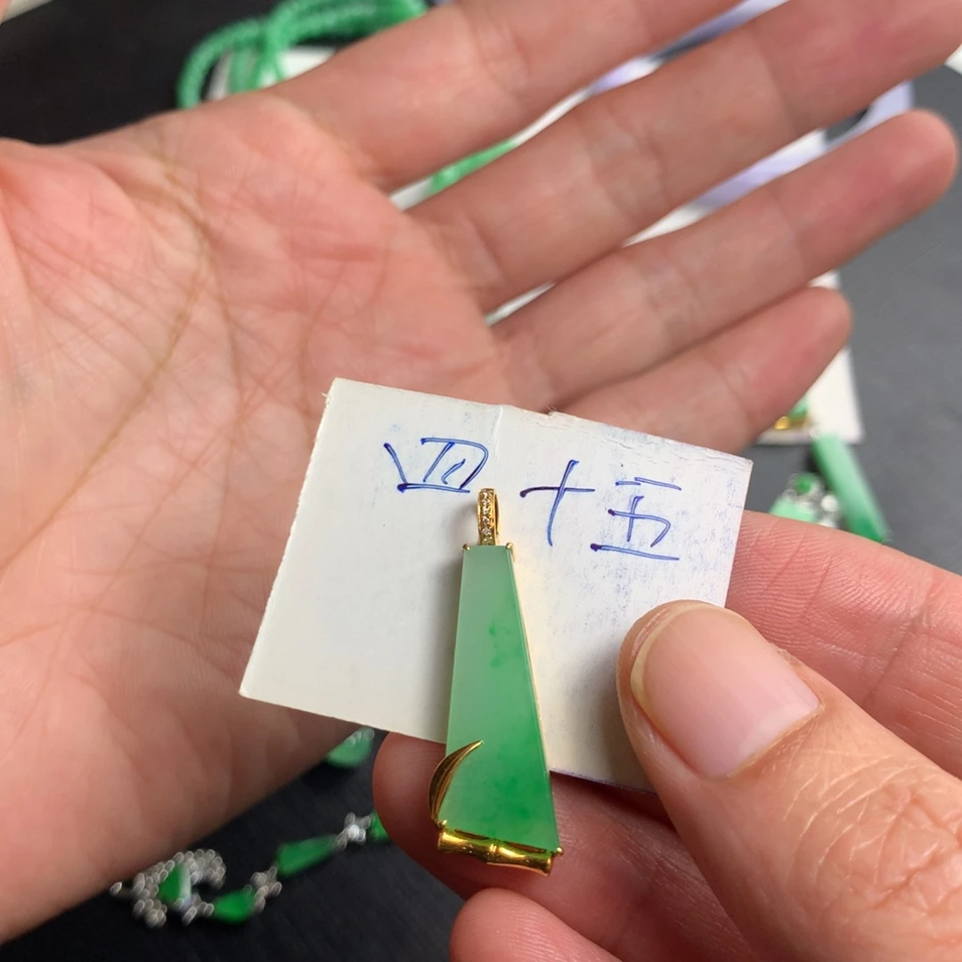 颈饰18K金镶嵌翡翠翡翠