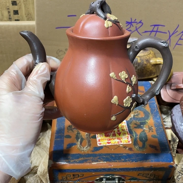 紫砂茶壶。原矿泥料，手工制作的一把紫砂壶。