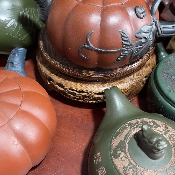 段泥茶壶原矿泥料手工制作的一把紫砂壶。