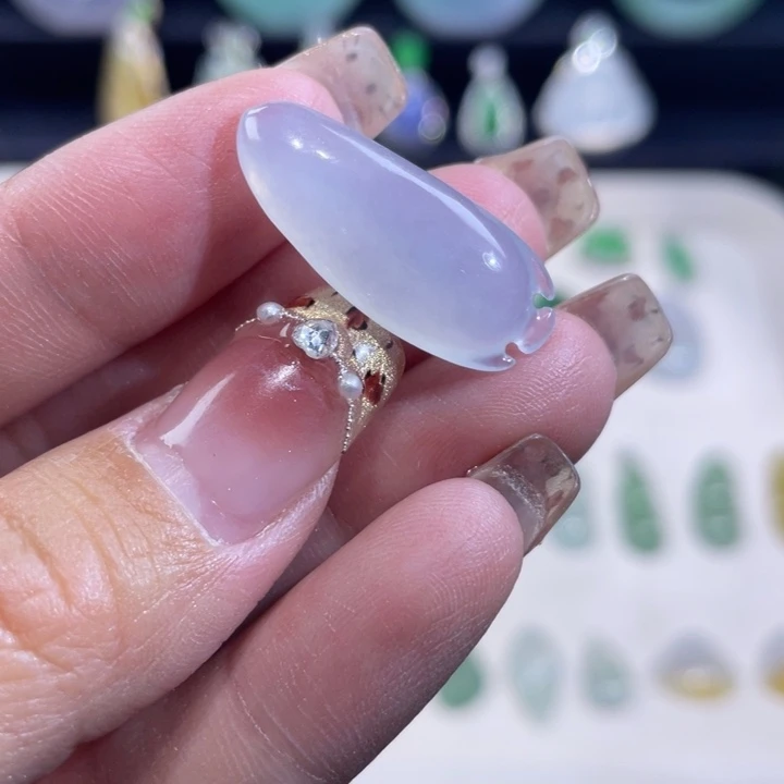 翡翠未镶嵌颈饰金鱼