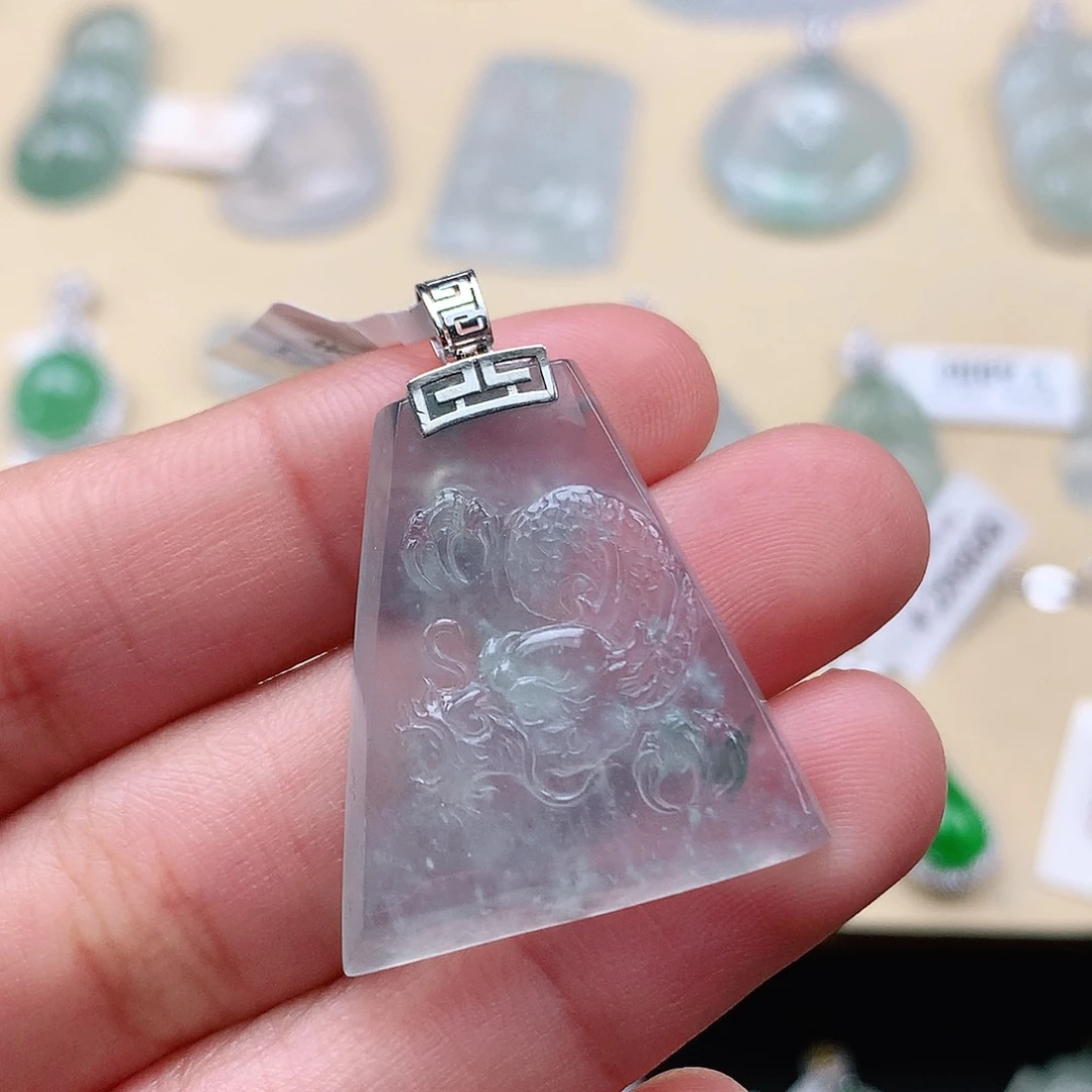 翡翠颈饰18K金镶嵌龙牌