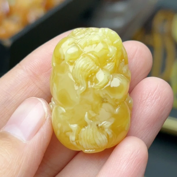 鸡油黄白花满蜡瑕疵蜜蜡貔貅吊坠34×26×14（446号）