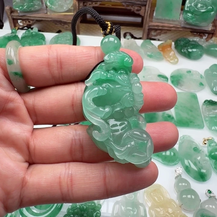 颈饰未镶嵌石英质玉冠**控