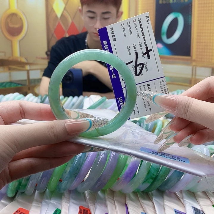 翡翠未镶嵌手镯qq