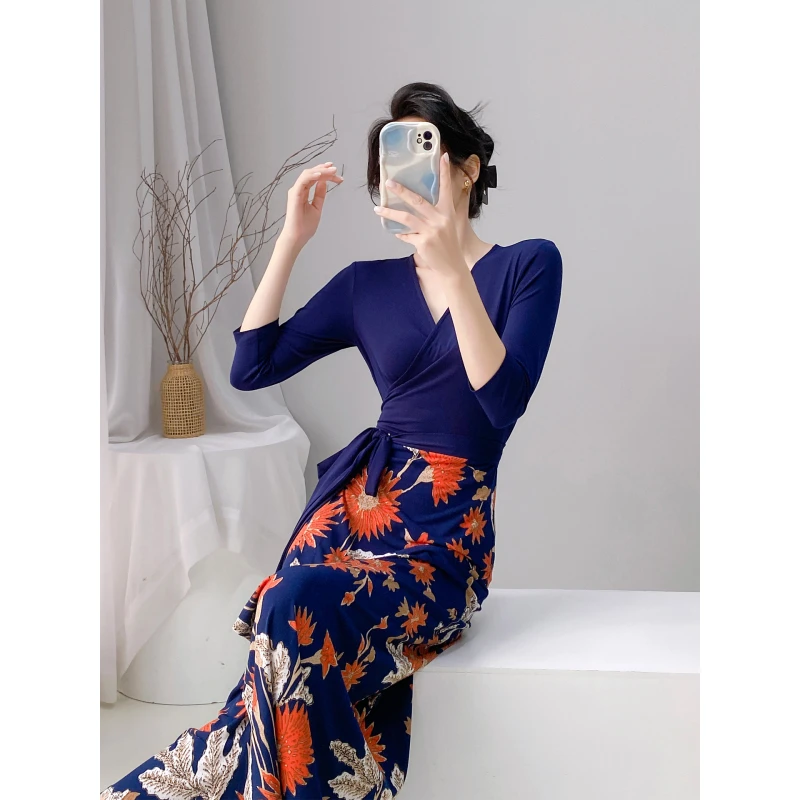 2025新款气质优雅深蓝色拼接太阳花卉裹身裙一片式收腰显瘦连衣裙