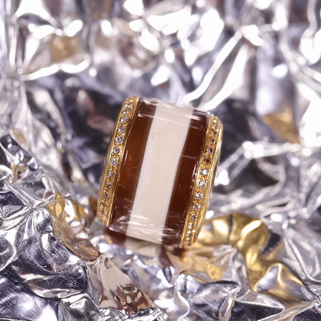 18k金镶嵌也门老剁珠嫩色系糖色牙黄剁珠尺寸；10.2x8.1