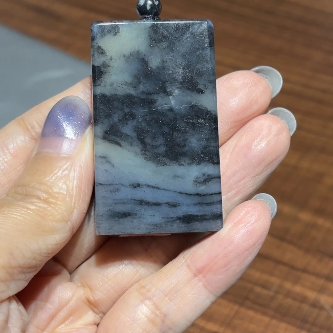 艾***8和田玉未镶嵌颈饰