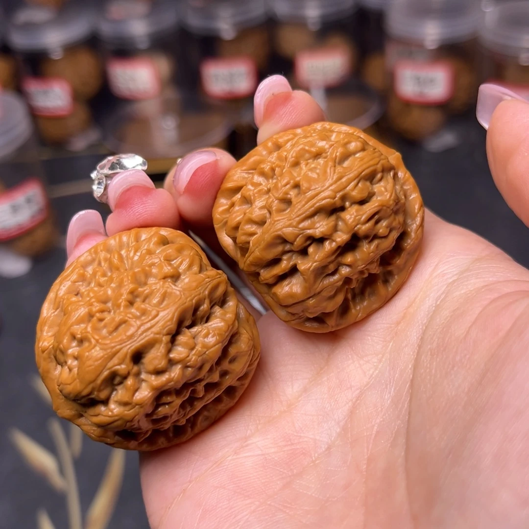 文玩核桃吊坠红锦鲤38