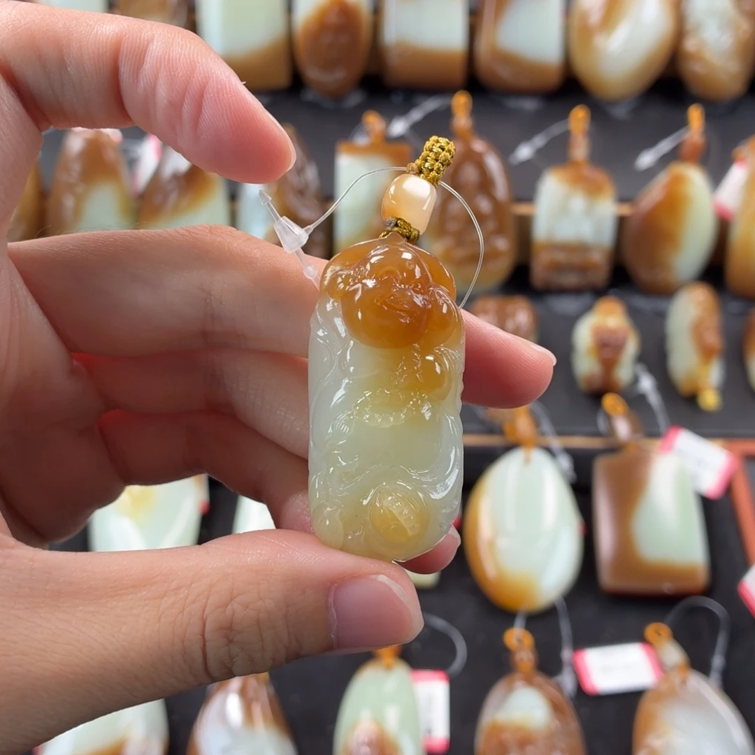 余***果和田玉未镶嵌颈饰