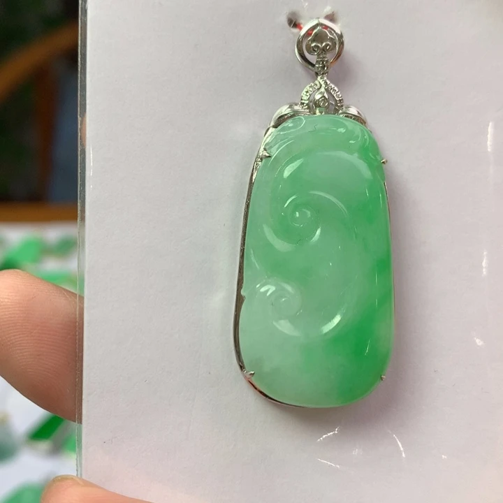 翡翠18K金镶嵌颈饰翡翠吊坠