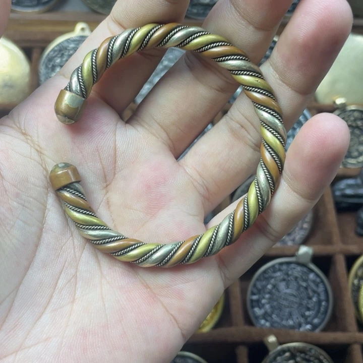 三色手工麻花手镯一个