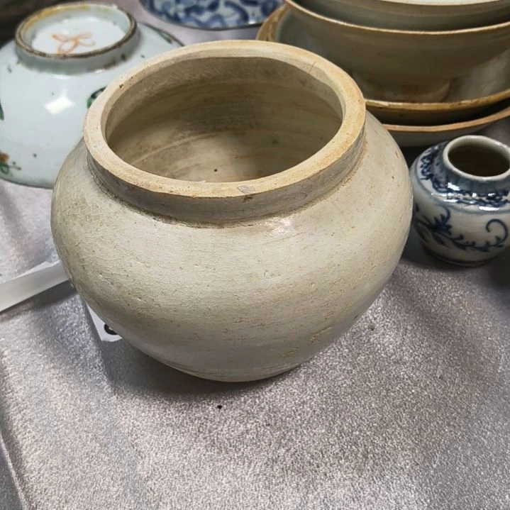 宝盖头青白釉小罐