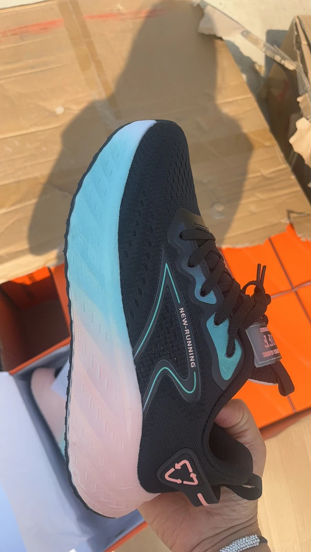 飞织女款爆米花底透气网面