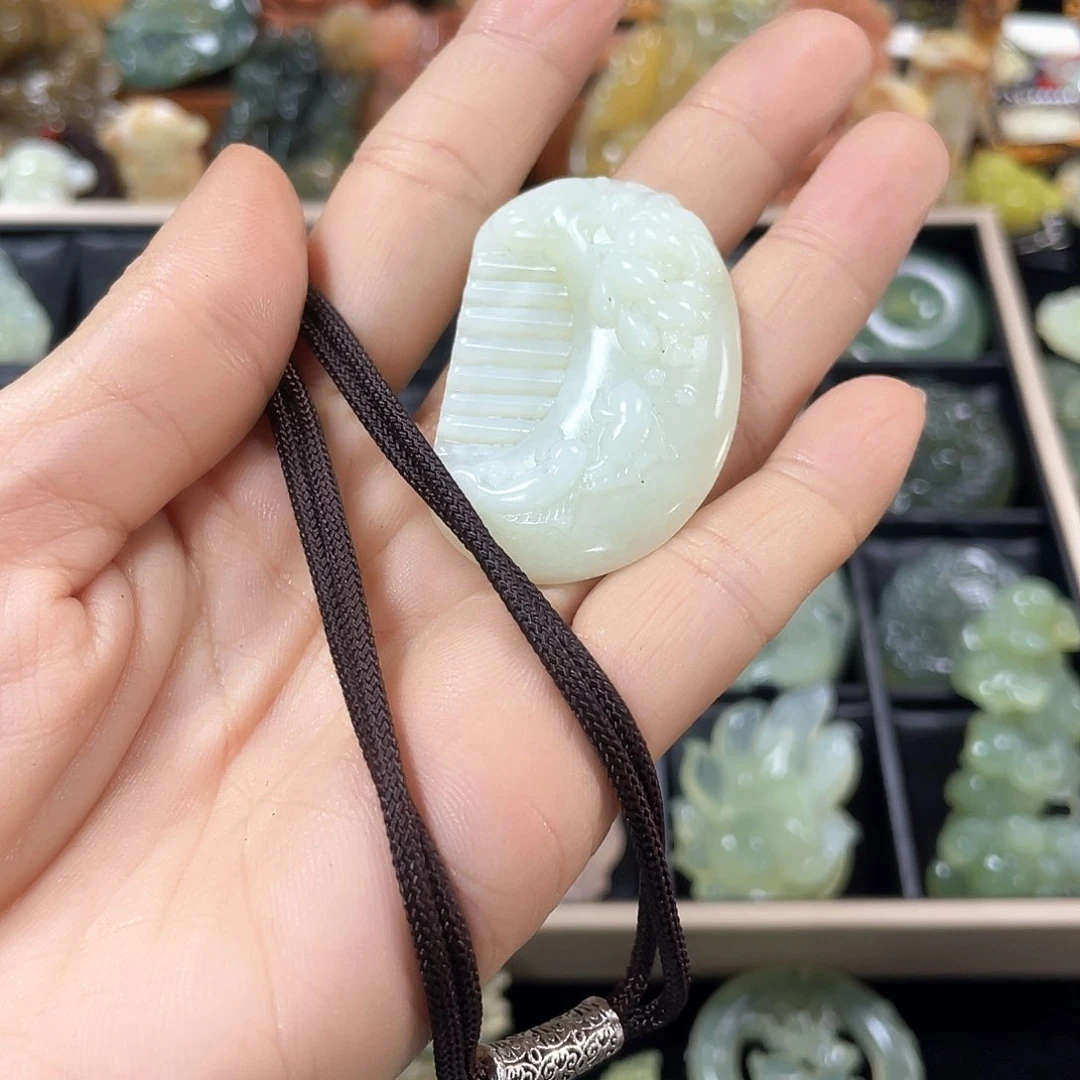 蛇纹石玉颈饰未镶嵌