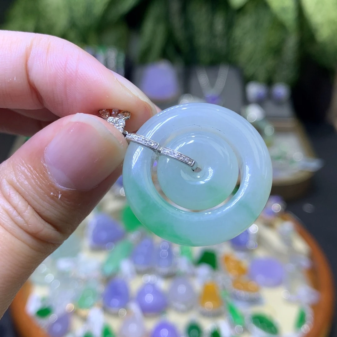 颈饰18K金镶嵌翡翠