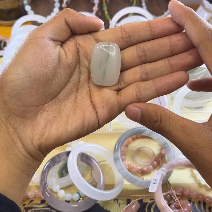 石英质玉未镶嵌颈饰