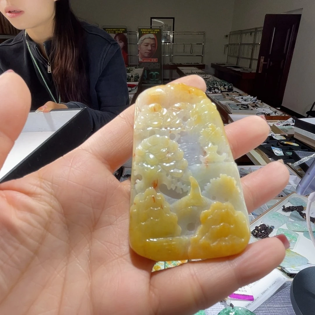 翡翠未镶嵌颈饰一个