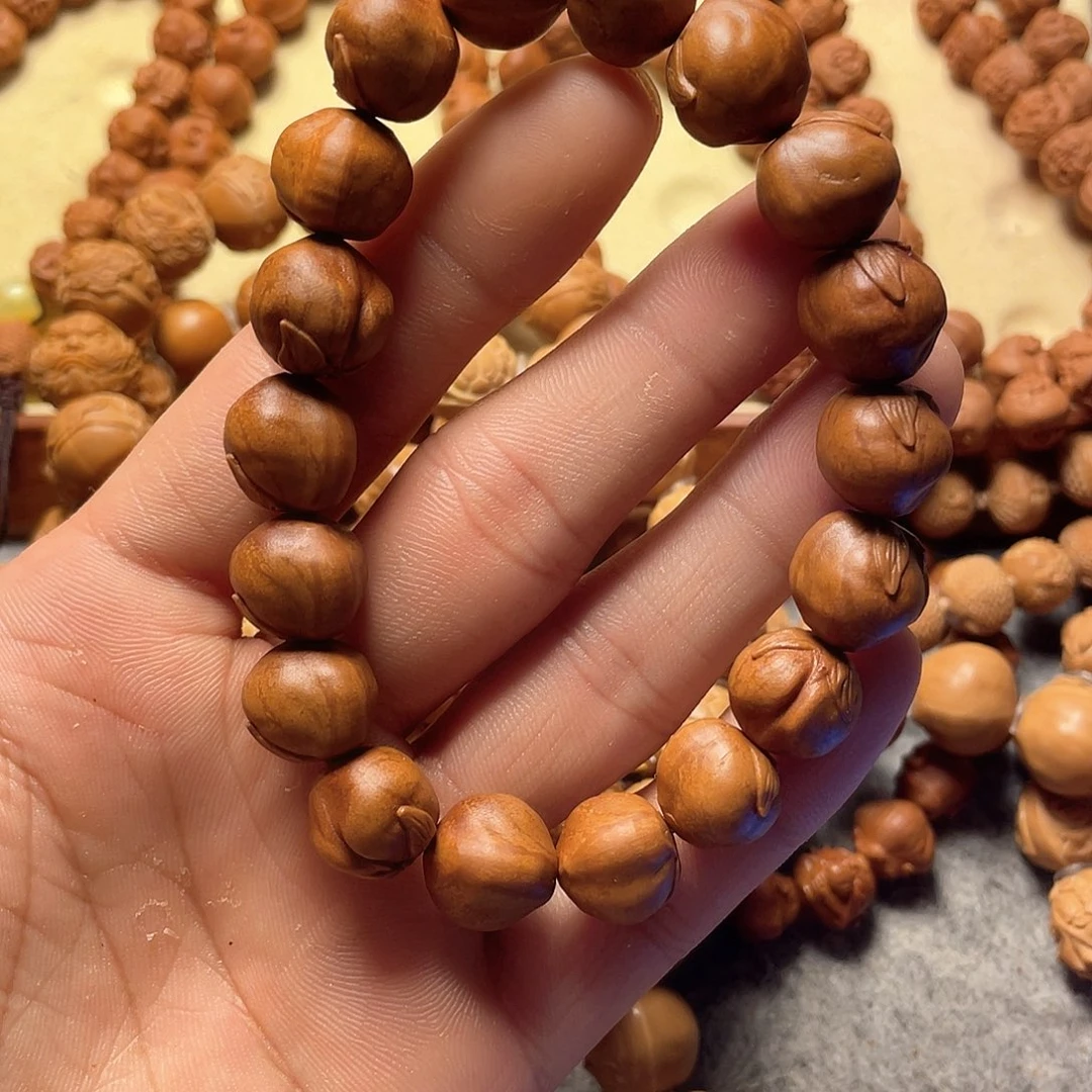 龙纹桃核雕刻寿桃（色差）