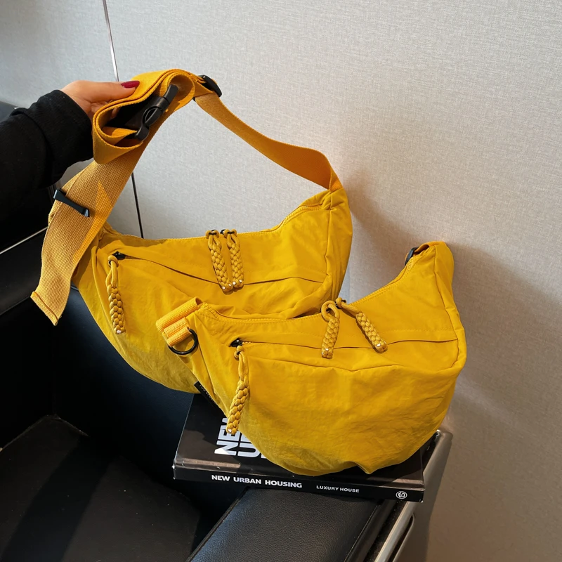 春夏新款轻便饺子包简约纯色单肩包时尚潮流大容量户外斜跨骑行包