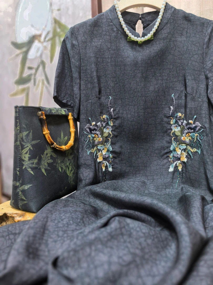 杨柳腰-龟裂纹连衣裙2025新款夏季复古气质时尚绣花中长裙