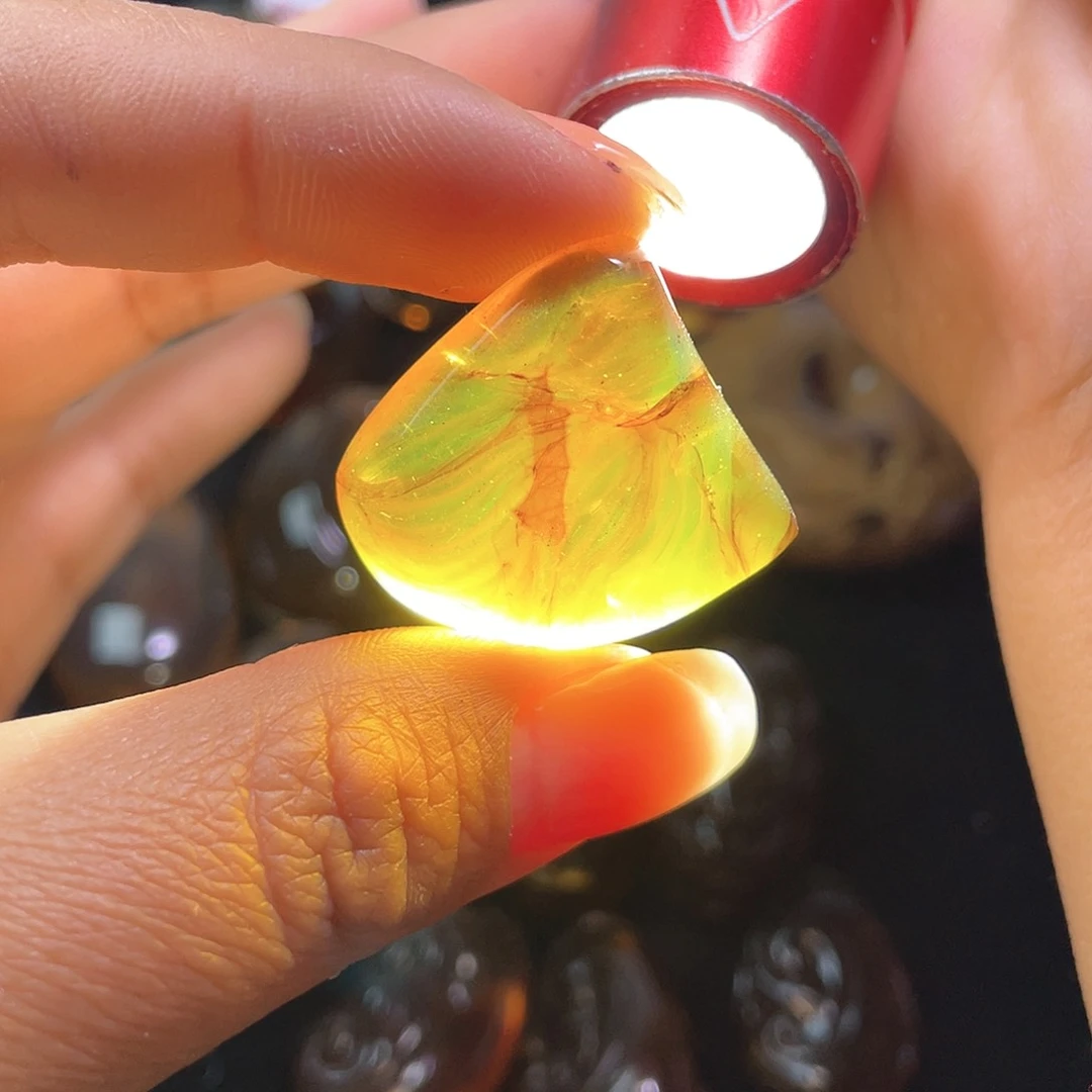 琥珀裸石未镶嵌。