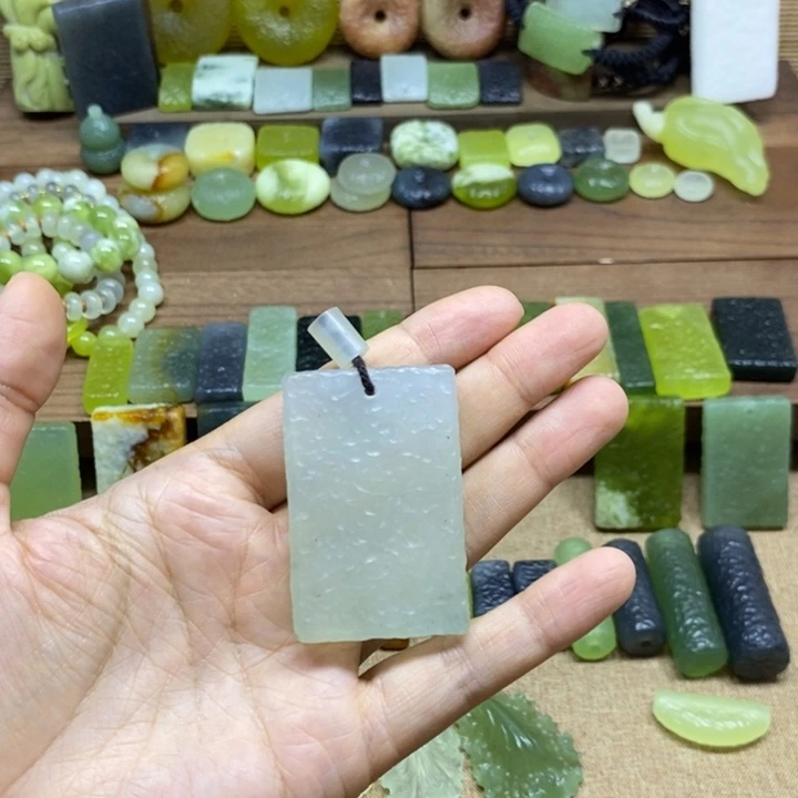 ****安未镶嵌蛇纹石玉颈饰
