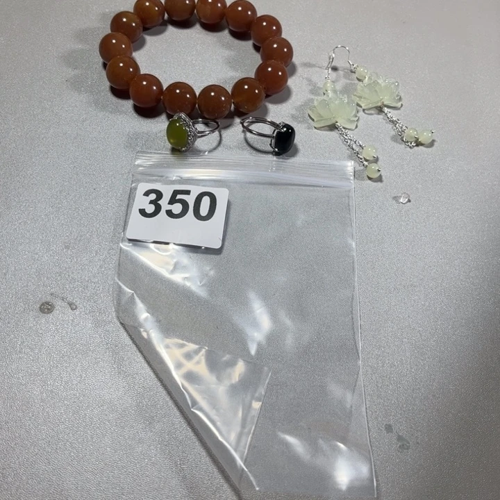 蛇纹石玉耳饰未镶嵌心***