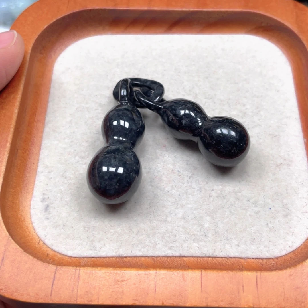 翡翠未镶嵌颈饰葫芦