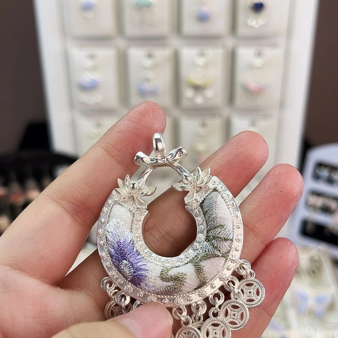 布艺合金苗绣吊坠