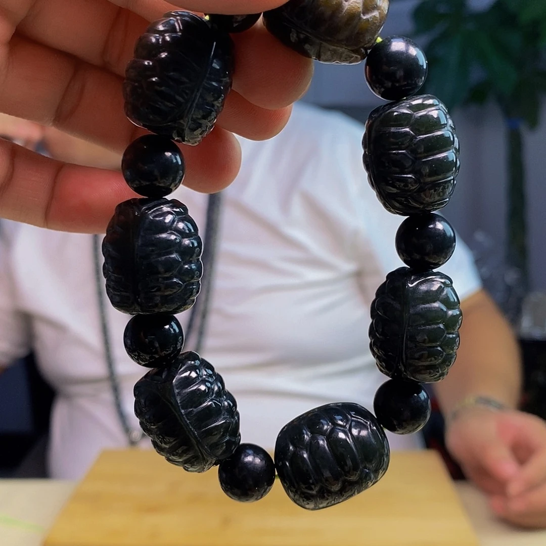 透闪石质玉未镶嵌珠宝奇石