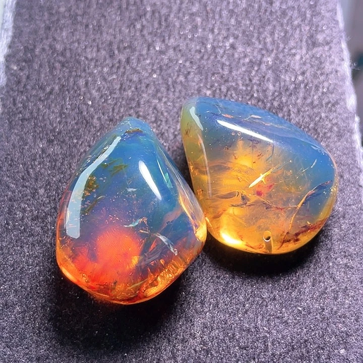 琥珀裸石未镶嵌，。