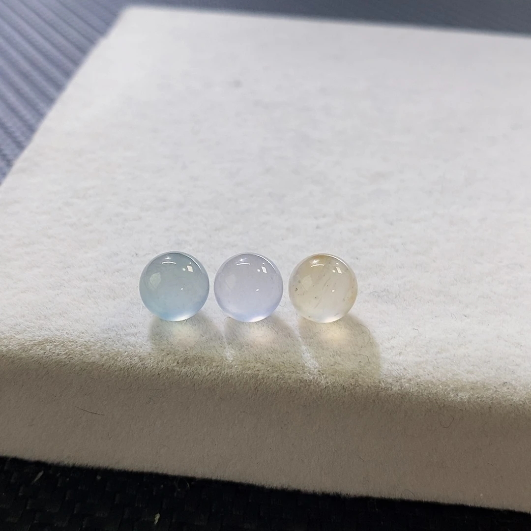 翡翠挂件未镶嵌一手珠珠