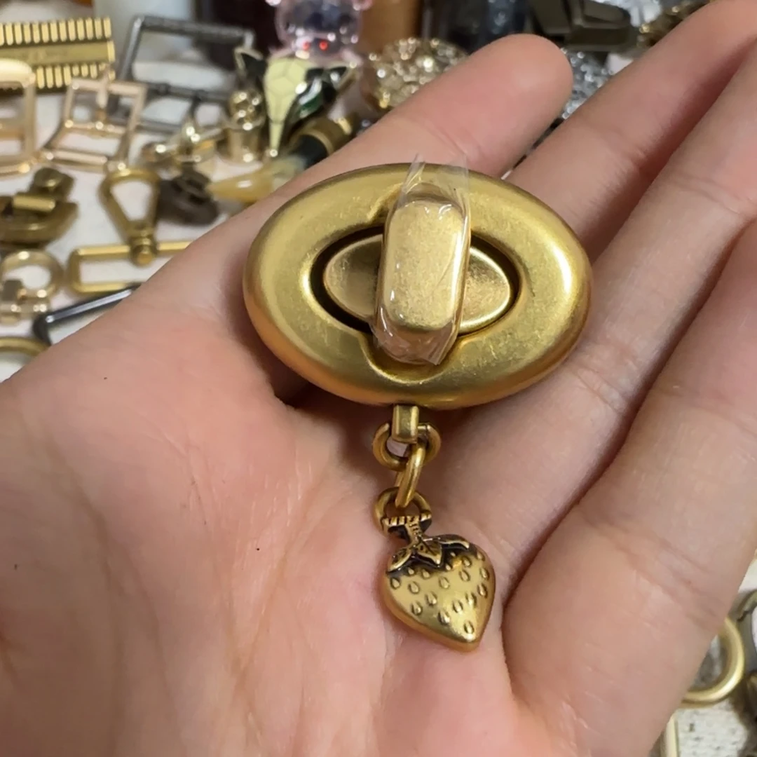 金色扭锁10元一个