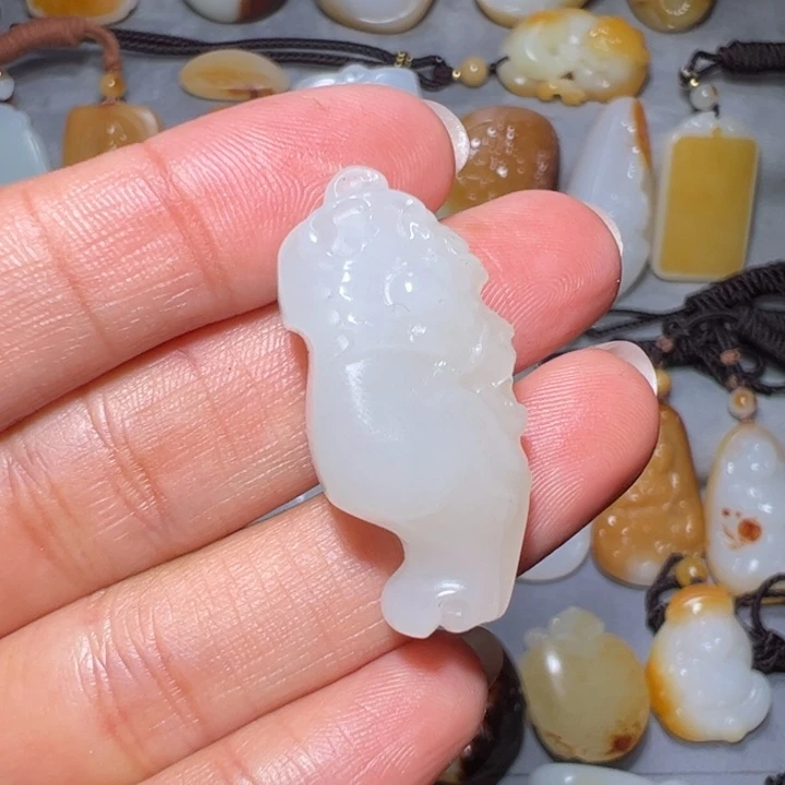 无***相和田玉未镶嵌颈饰