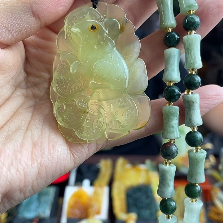 蛇纹石玉未镶嵌颈饰