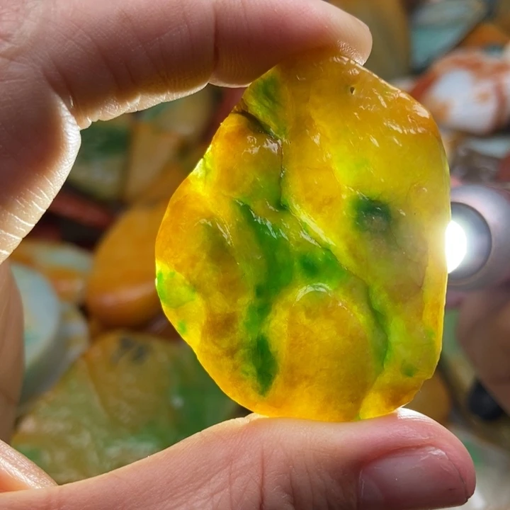 翡翠未镶嵌颈饰缅甸