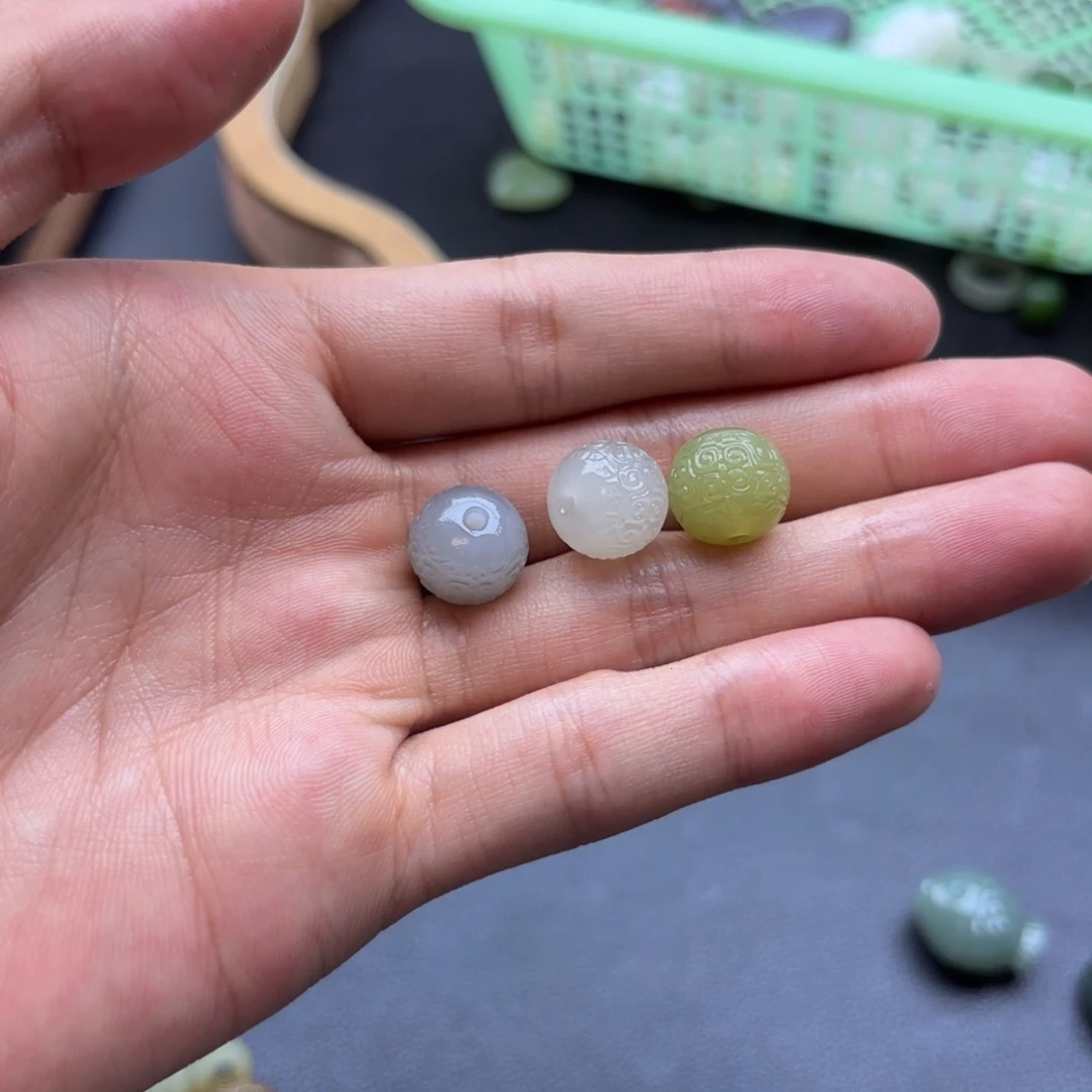 郁***娘和田玉未镶嵌颈饰拍一发一