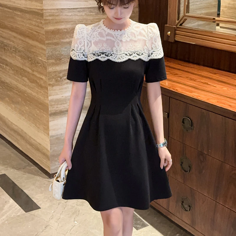 法式气质蕾丝拼接小黑裙遮肚显瘦A字连衣裙女2025夏季新款高级感