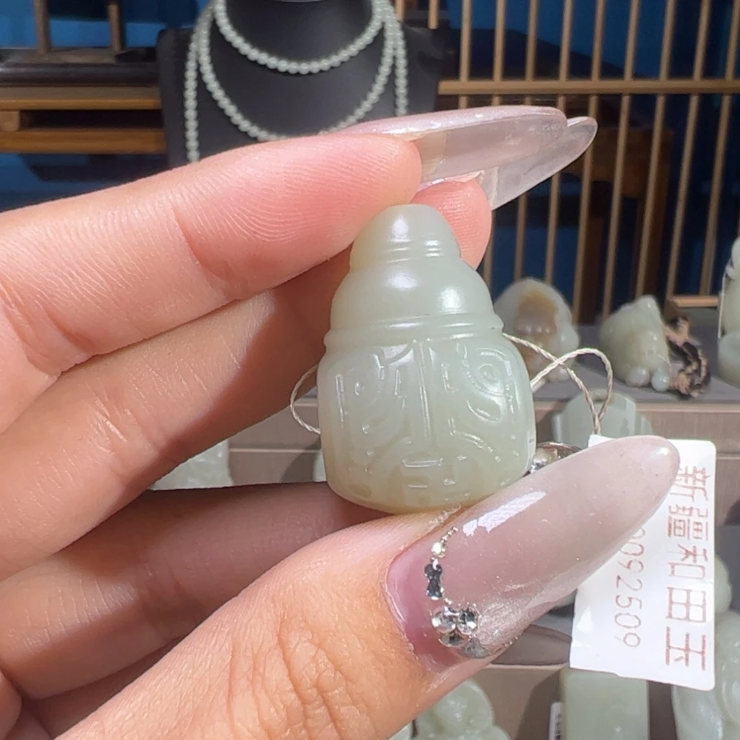 鹅***石和田玉（糖玉）未镶嵌颈饰