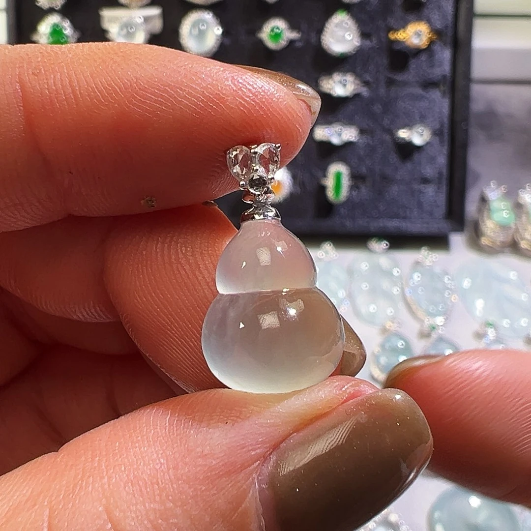 翡翠18K金镶嵌颈饰吊坠