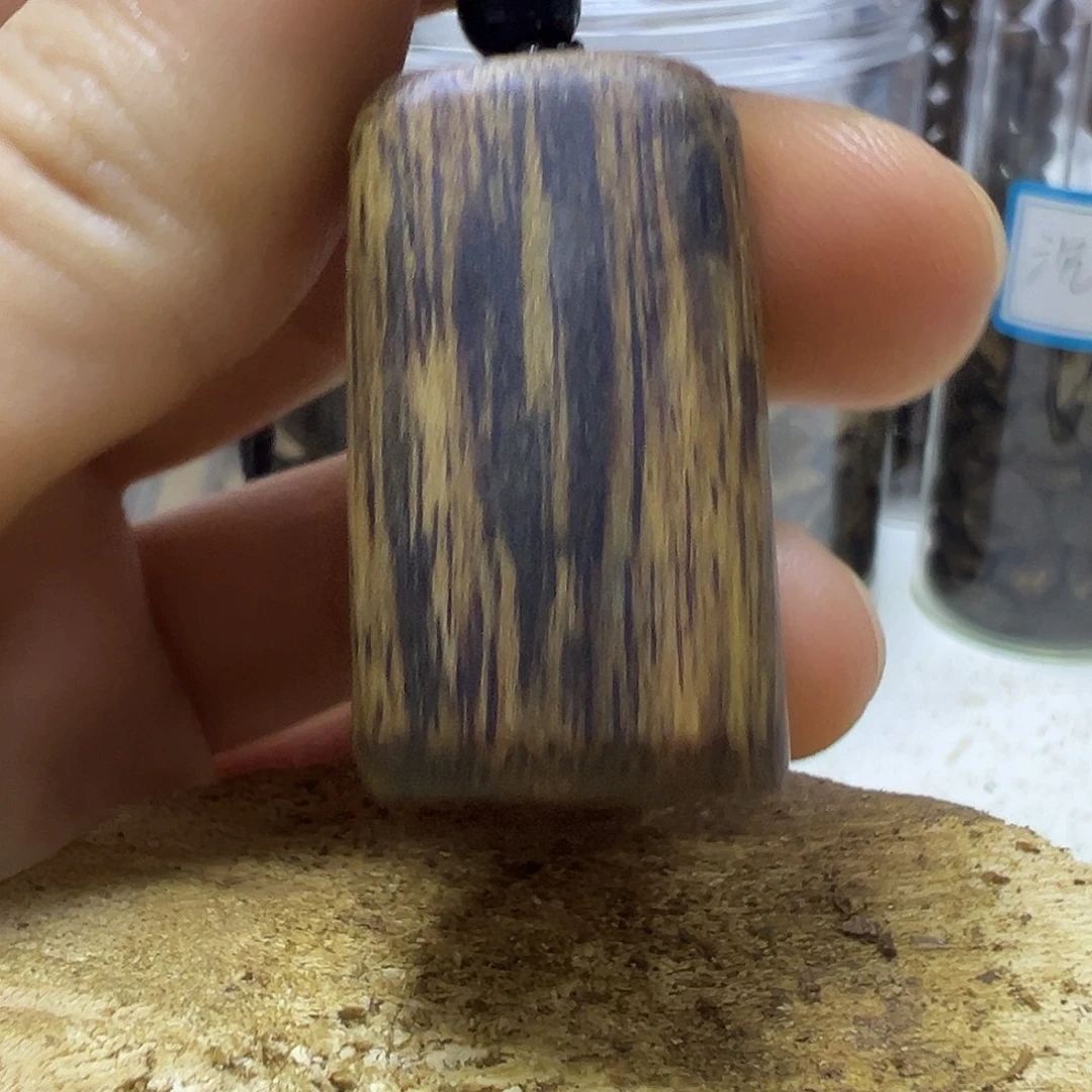 沉香碎屑沉香乌身圆叶小牌子4克