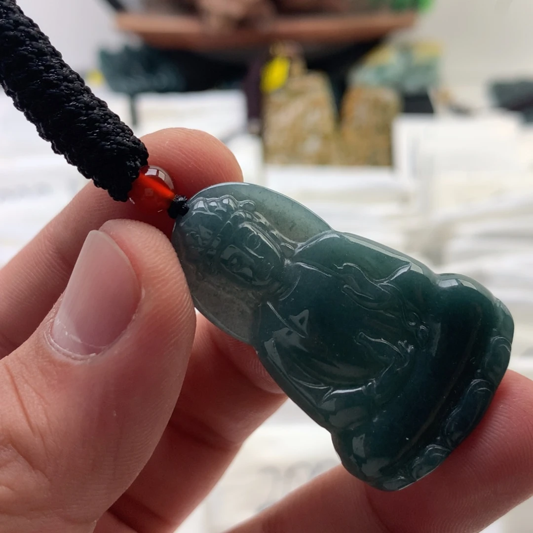 颈饰未镶嵌翡翠观音（有瑕疵）