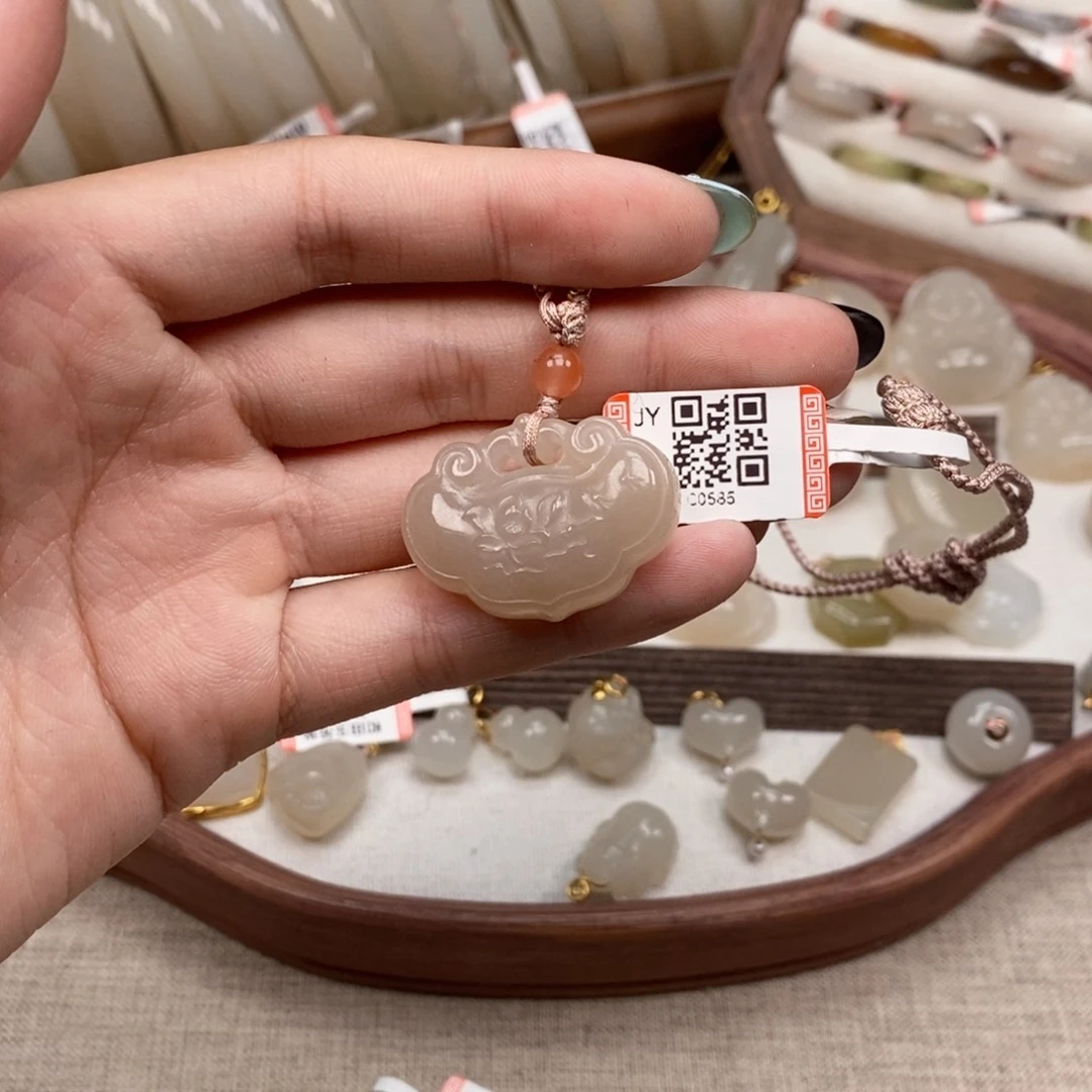 颈饰未镶嵌和田玉如意锁