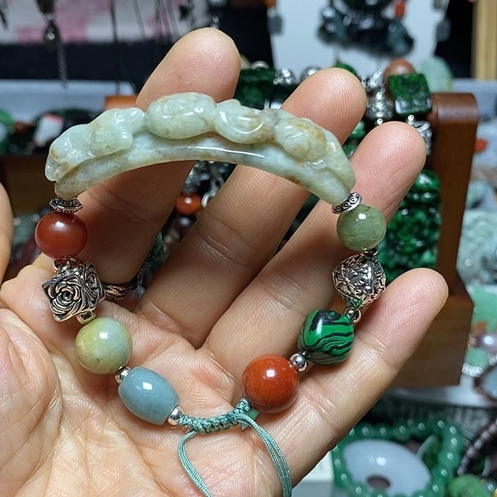 翡翠未镶嵌吊坠(赠链)