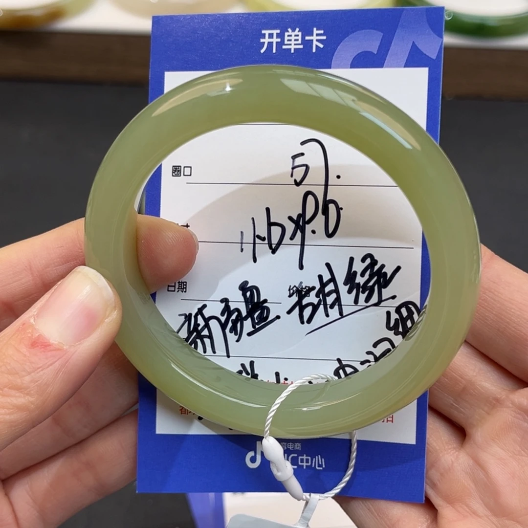 萱***宝和田玉未镶嵌手镯