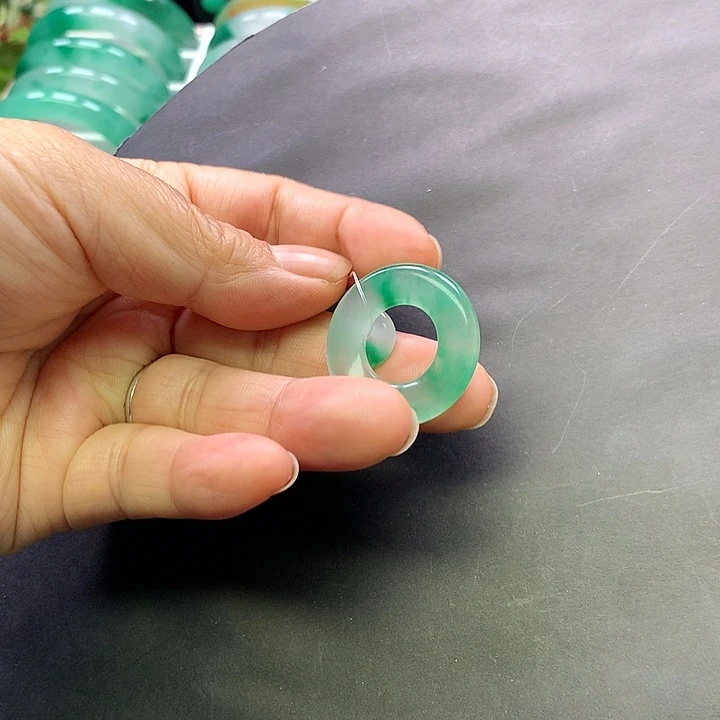 ****蓉石英质玉未镶嵌颈饰