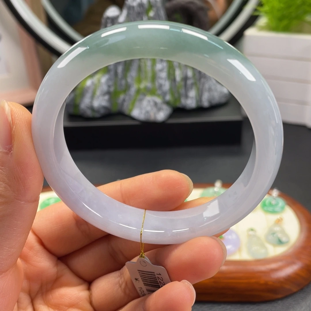 翡翠未镶嵌手镯半山水