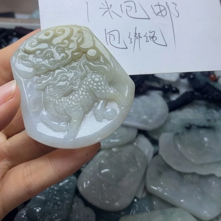 翡翠未镶嵌颈饰为**战翡翠